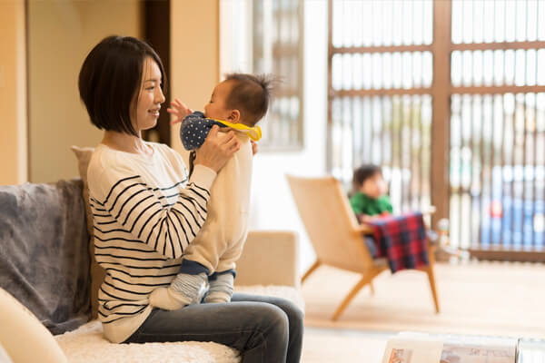 格子から光が溢れる家