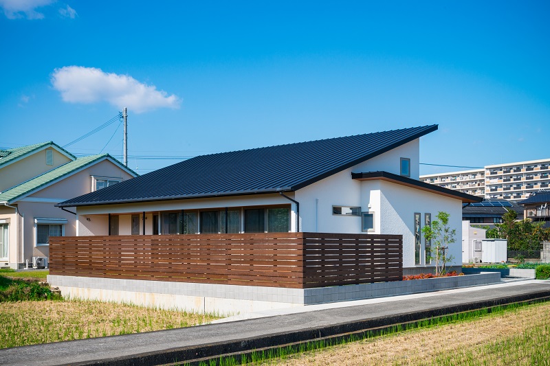 屋根裏で本を楽しむ平屋