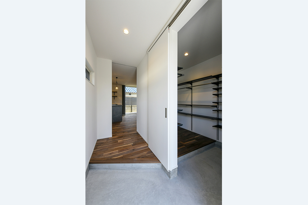 ホワイト壁とダークな床材のコントラストでエレガントな空間づくり
