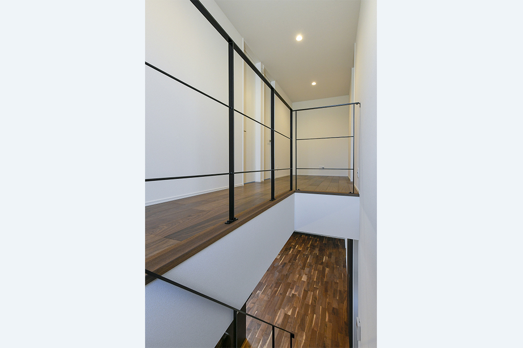 ホワイト壁とダークな床材のコントラストでエレガントな空間づくり