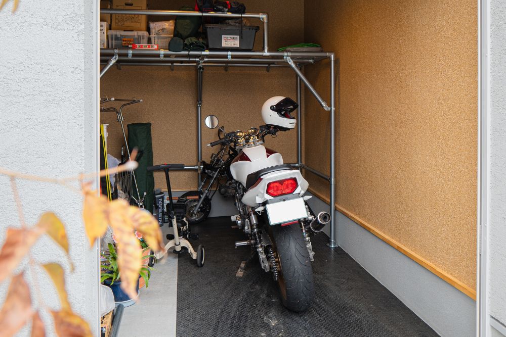 バイク愛好家必見のコンパクトで機能的なガレージ