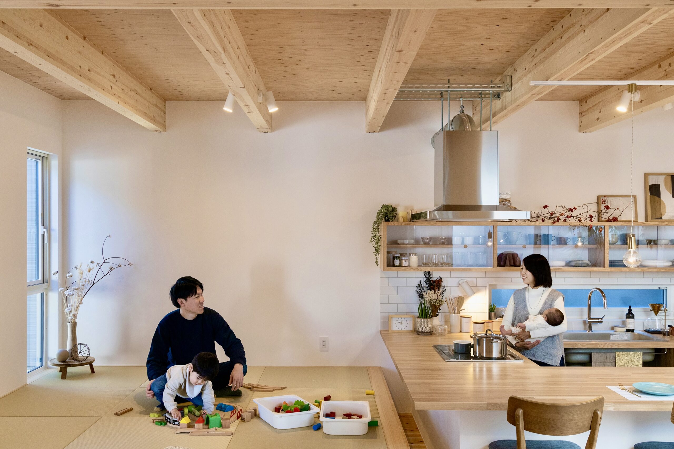 冬のやわらかい光と木の温もりを感じる、家族でくつろぐLDK