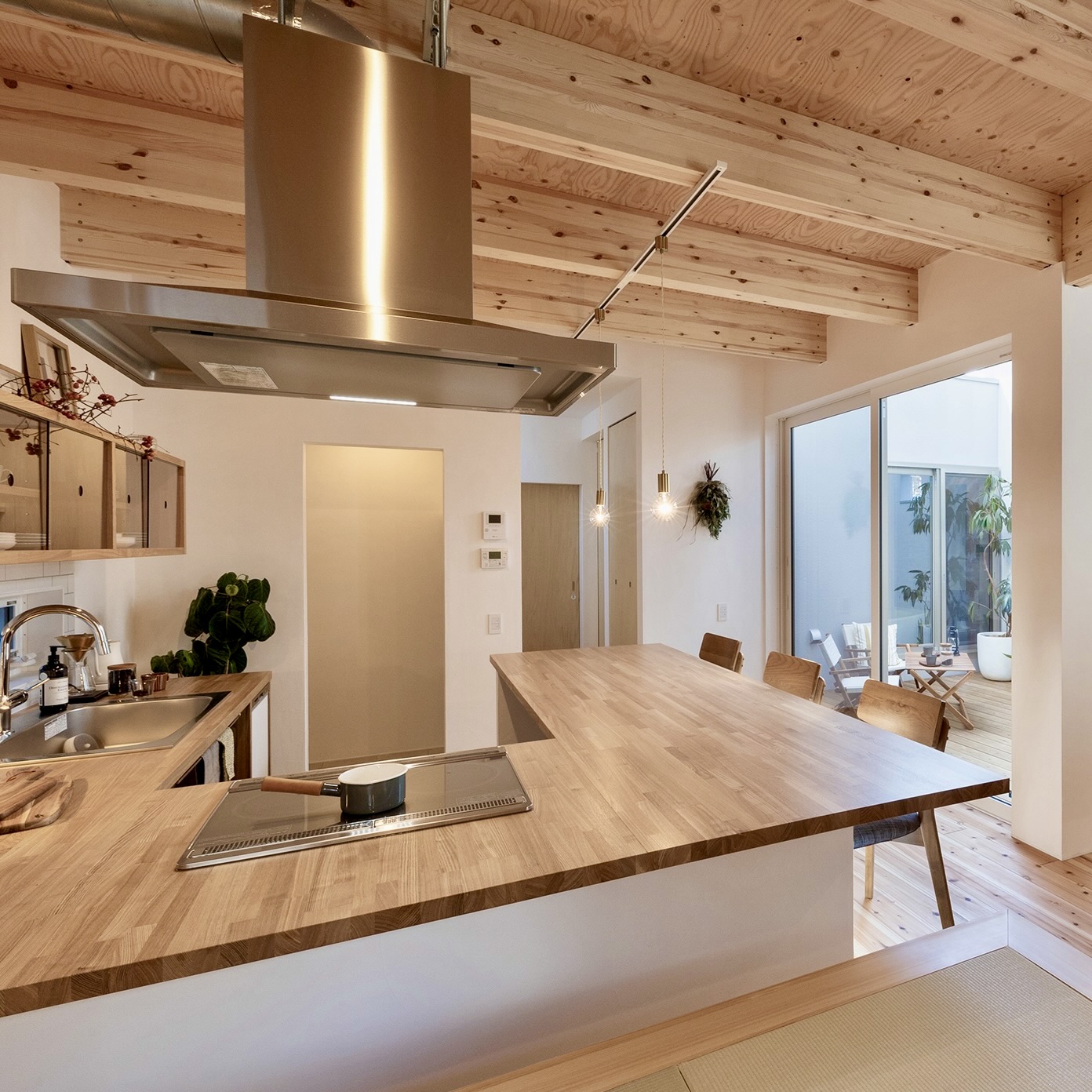 あたたかい料理を囲む時間が、冬をもっと好きにする。コの字型キッチンの暮らし