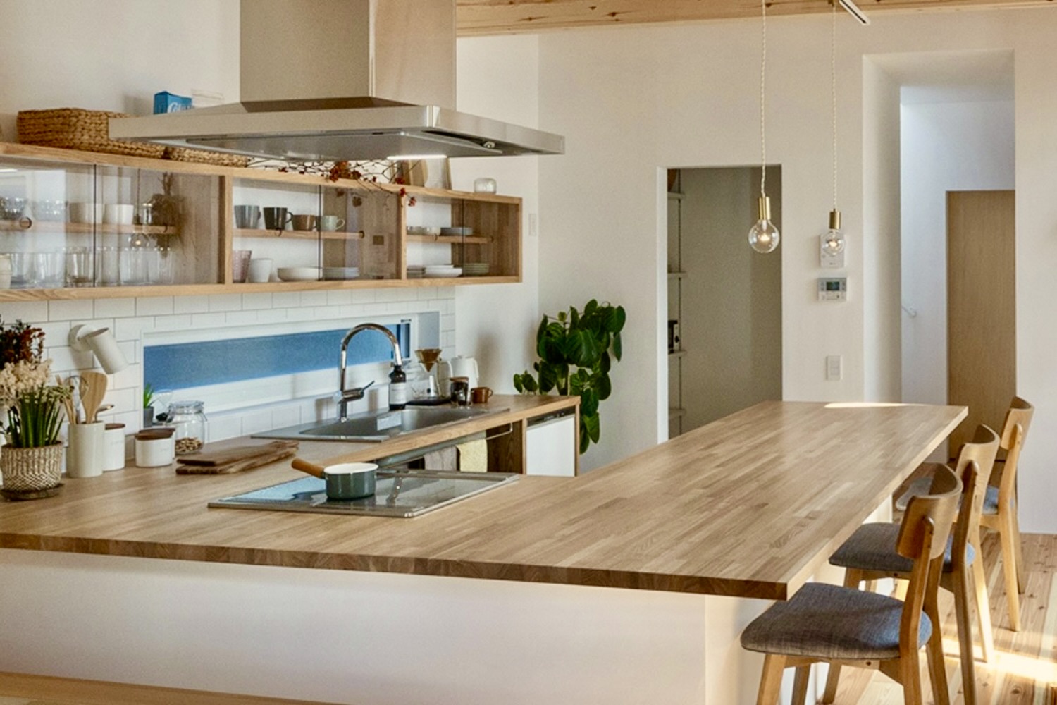 家族が集うカフェのようなコの字型キッチン