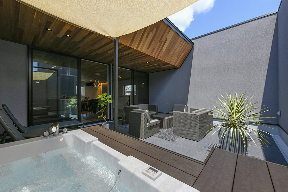 家族や友人とくつろげる、ちょっと贅沢なテラス空間