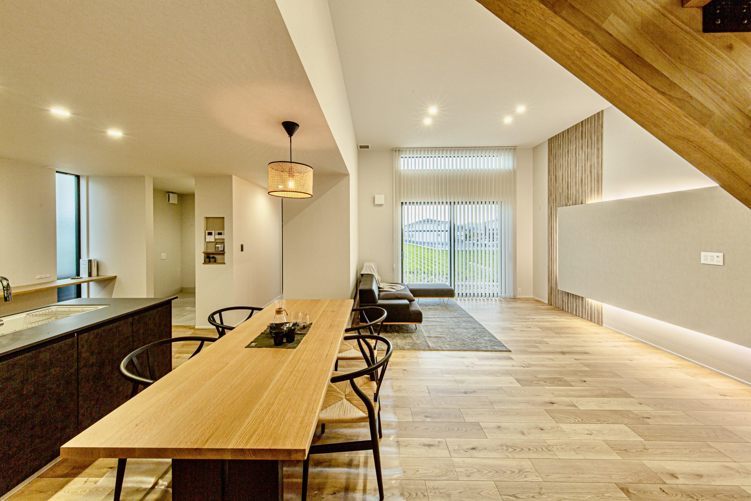 高天井と階段がつくる、伸びやかなリビング空間